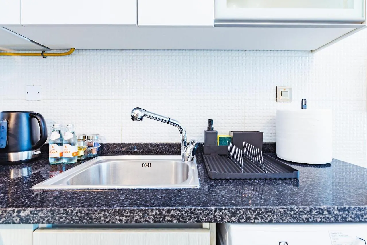 Waves Holiday Homes - Chic Studio With Balcony Overlooking City Views Dubai 0*,
