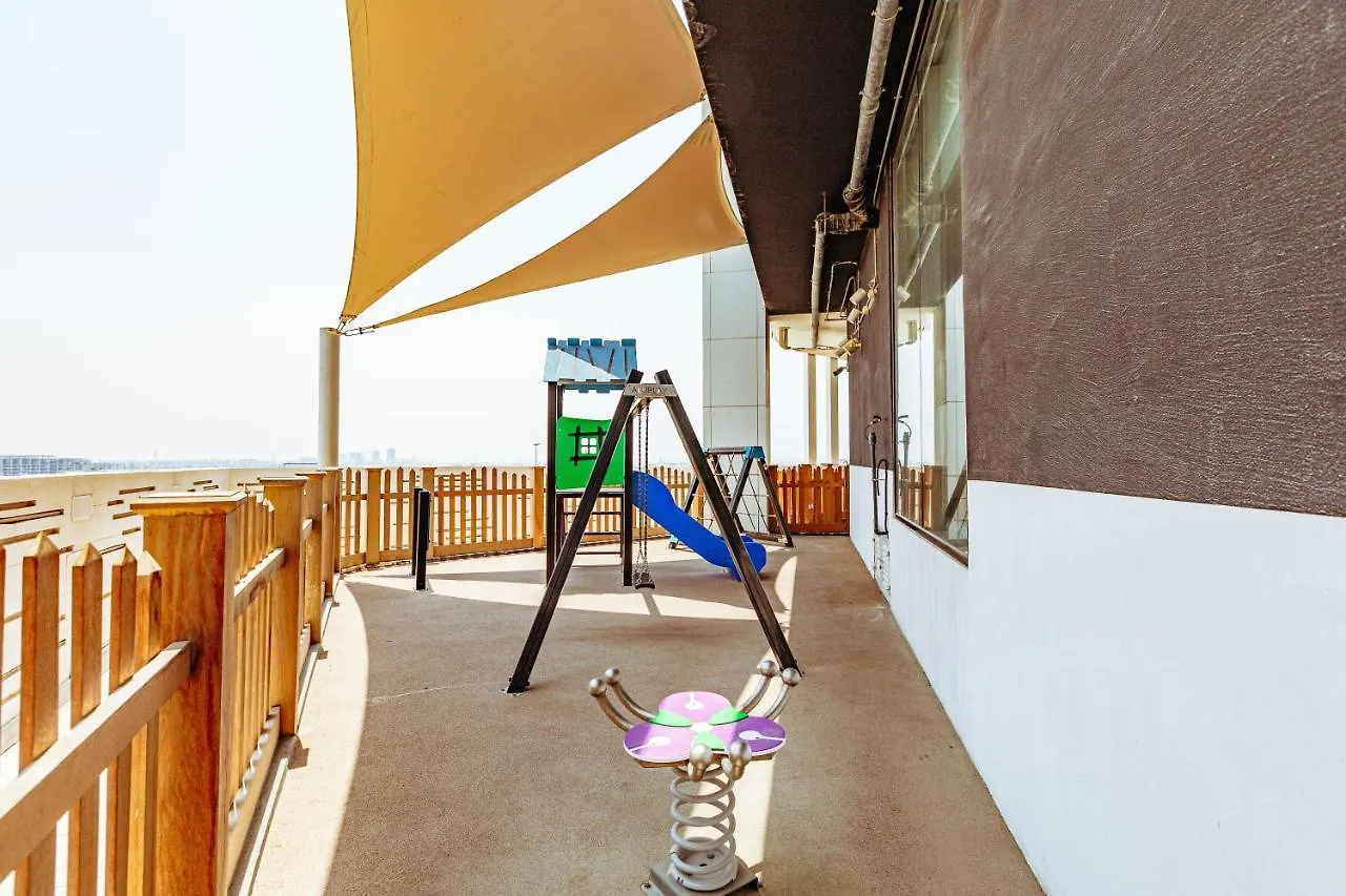 Waves Holiday Homes - Chic Studio With Balcony Overlooking City Views Dubai Apartment