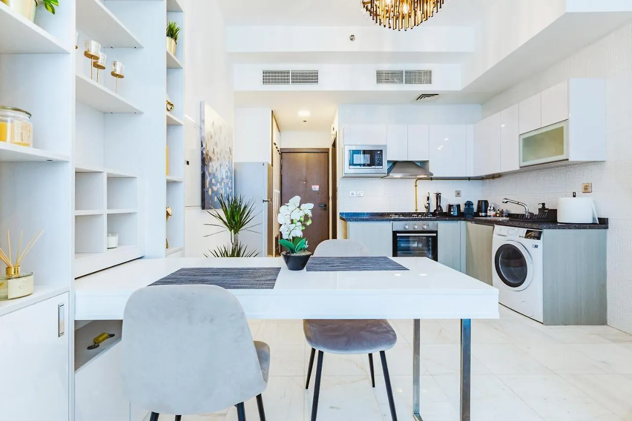 Apartment Waves Holiday Homes - Chic Studio With Balcony Overlooking City Views Dubai